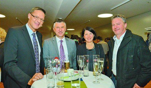 LR Christian Bernhard, VGKK-Obmann Manfred Brunner sowie Monika Brunner und Direktor Bruno Jagg (VS Schendlingen). Fotos: Land/ZPV