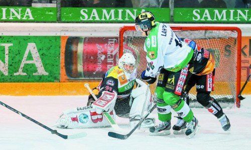 Lustenau-Stürmer Emil Lahti (vorne) beschäftigt die beiden Feldkircher Bernhard Bock und Diethard Winzig. Foto: SPF-PR/Peter Rinderer