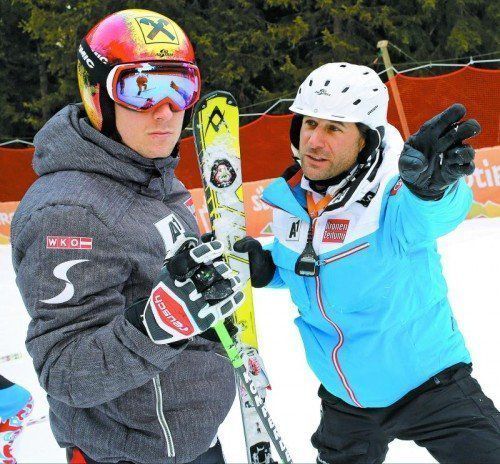 Marcel Hirscher, im Bild mit Trainer Michael Pircher, bereitet sich in Going auf den Kitzbühel-Slalom vor. Foto: gepa