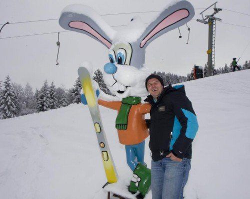 Matthias Schmid hat ebenfalls seinen Spaß mit den Tierfiguren, die zahlreich das Skigebiet in Egg-Schetteregg bevölkern. VN/Paulitsch