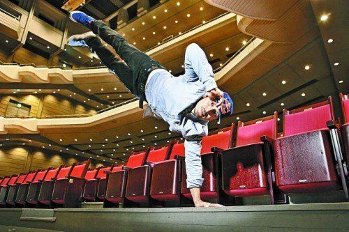 Mit „Red Bull Flying Bach“ sorgen die sieben Breakdancer für ausverkaufte Hallen. Foto: RBFB
