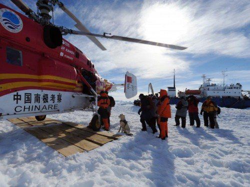Nachdem drei Eisbrecher versagten, wurden die Passagiere mit einem chinesischen Helikopter gerettet. FOTO: AP