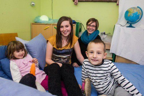 Nicole (Mitte) in der „Eishöhle“ mit Flora und Abel. Auch Klassenvorständin Ruth Kohlhaupt gefällt’s.   Steurer