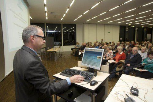 OA Dr. Bernd Hartmann wusste das Publikum mit interessanten Fakten zu den Blutkrankheiten bei Laune zu halten.  Foto: VN/Paulisch