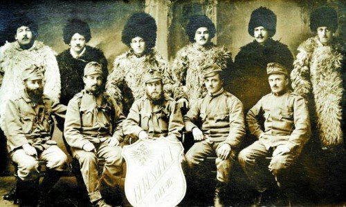 Otto Hämmerle in Beresovka (zweite Reihe, 2. v. l.): Als Schlosser erhielt er in Russland Hafterleichterung.