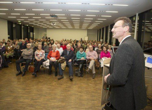 Primar Peter Fraunberger erwies sich als ebenso kompetenter wie unterhaltsamer Mini Med-Referent.  Foto: VN/Paulitsch