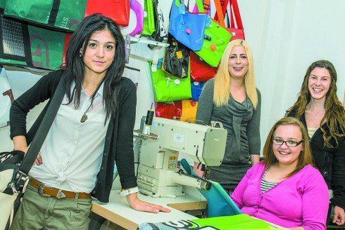 Schon seit 2008 werden in der Designwerkstätte von JobAhoi! Taschen aus Werbebannern genäht. Foto: VN