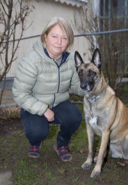 Schüblingstücke mit Nadeln präpariert Hundebesitzerin Ingrid Gutleb mit Hünd Danou Belgischer Schäferhund