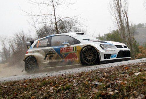 Sébastien Ogier und sein Kopilot Julien Ingrassia in ihrem Volkswagen Polo R während der 82. Rallye Monte Carlo. Foto: AP