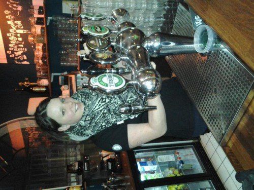 So sehen die liebsten Schichten der 24-Jährigen aus: Hinter der Bar im "Gimle" die Studenten mit Drinks versorgen.