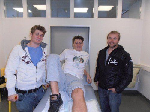 „Stammgäste“ in der Privatklinik Schenk in Schruns: Das SBX-Trio Michael „Gino“ Hämmerle, Alessandro „Izzi“ Hämmerle und Markus Schairer (von links). Fotos: Privat/3