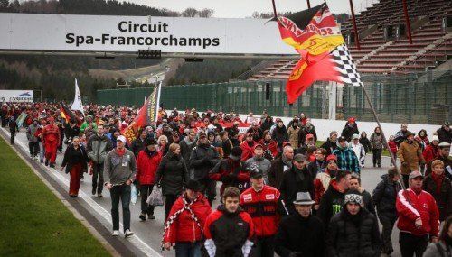 Tausende Fans zollten Michael Schumacher im belgischen Spa, wo er 1992 seinen ersten Grand Prix gewann, Tribut. Foto: gepa
