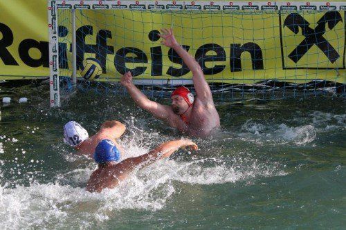 Tibor Nagy (weiße Badekappe) führt mit acht Treffern die Torschützenliste an. Foto: schwämmle