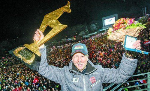 Tränen in den Augen, die Goldene Gams in den Händen: Hannes reichelt ließ sich in Kitzbühel von den Fans feiern. Foto: apa