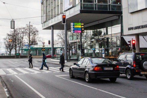 Die Schilder, die an der Landesstraße auf den Parkplatz auf dem Pircherhof („Rathausareal“) hinweisen, werden laut Bürgermeister Ritsch entfernt. „Wir wollen den Parkplatz nur noch für die Menschen, die ihn kennen. Der Tourist soll in der Tiefgarage parken“, erläutert er.