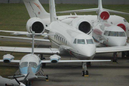 Rund 30 Privatjets aus aller Welt machen derzeit am Flughafen Altenrhein Station. Viele davon fliegen auch Vorarlberg. Fotos: VN/Hartinger