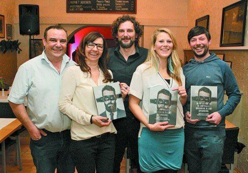 Wirtepaar Gerhard und Gabi Heinzle, Magazin-Macher Marty Rauch, Stefanie Lingg und Robert Keller mit dem neuen City-Guide. Fotos: ame