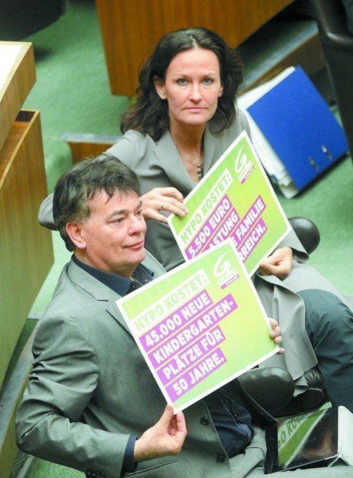 Aktionismus zu Hypo Alpe Adria: Grüne mit Täfelchen, . . . Foto: APA