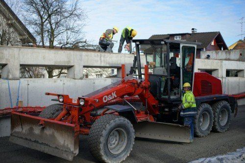 Arbeiten an der Überdachung bei der Herrenriedstraße und für den Unterbau der Gleisanlagen.