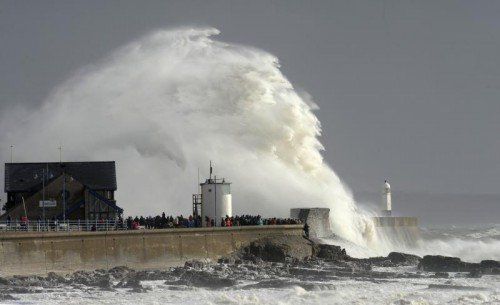 Auch in Wales gab es am Wochenende heftige Stürme mit meterhohen Wellen. Foto: Reuters  