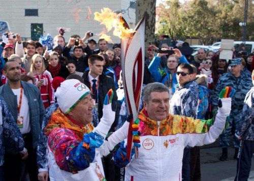 Baan Ki-moon (l.) und Thomas Bach als Fackelträger. Foto: epa