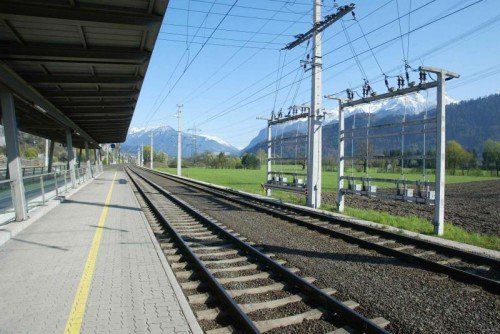 Bahnhof Ludesch: Unmittelbar in der Nähe wurde eine schlafende Frau auf dem Gleiskörper entdeckt. Foto: Hofmeister