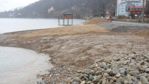 Bereits sichtbar sind hier die kopfsteingroßen Steine, das grobe Aushubmaterial und die Deckschicht im Ockergelbton.  