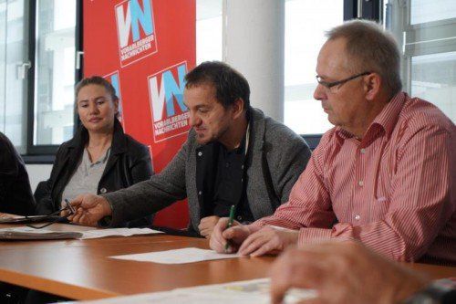 Bezirksschulinspektor Christian Kompatscher (Bildmitte) lobt und tadelt die VN. Foto: VN/Hartinger