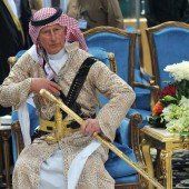 Prinz Charles versuchte sich im Schwerttanz