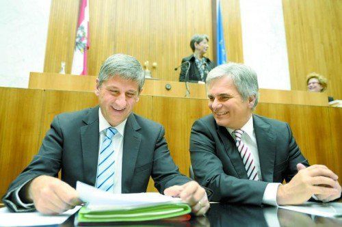 Bundeskanzler Faymann (r.), Finanzminister Spindelegger: „Wir arbeiten an einer Lösung.“ Foto: APA