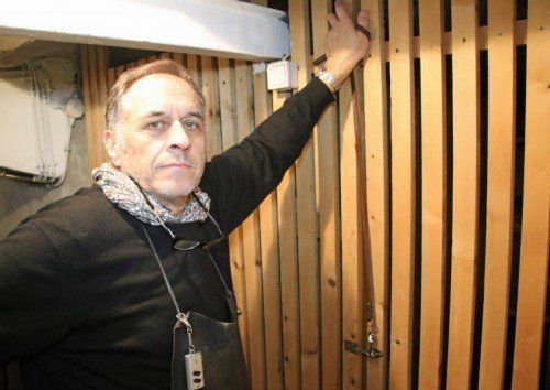 Couragiert: Josef Zandler zeigt auf den Verschlag, hinter dem er den Einbrecher festhielt.  Foto: VOL/Pletsch  