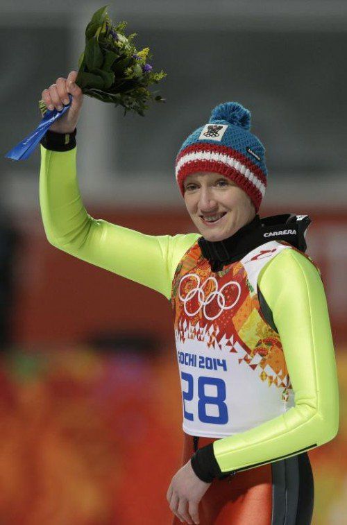 Daniela Iraschko-Stolz erfüllte sich ihren großen Traum von einer Medaille bei den Olympischen Spielen und gewinnt die Silbermedaille. Foto: ap