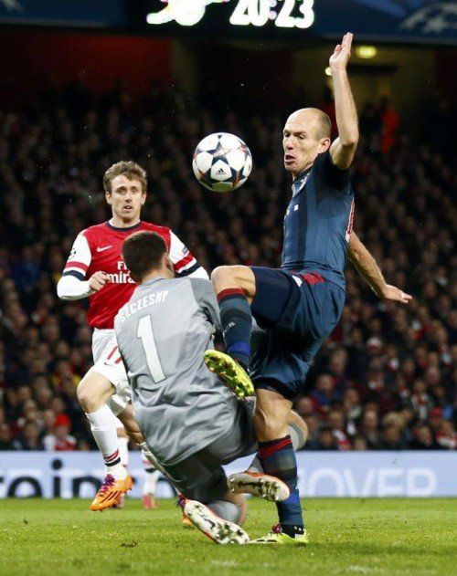 Das Foul von Arsenal-Torhüter Wojciech Szczesny an Bayerns Arjen Robben, das zum Elfmeter und zum Ausschluss geführt hat. Foto: Reuters