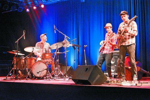 Das Ghost Town Trio mit Urs Vögeli (Gitarre), Claude Meier (Bass) und Lukas Mantel (Schlagzeug) am Spielboden. Foto: Katharina Purin