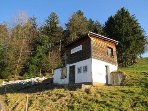 Das Lifthäuschen soll bestehen bleiben. Der Rest der maroden Anlage wurde kürzlich abgebrochen. Fotos: Koe