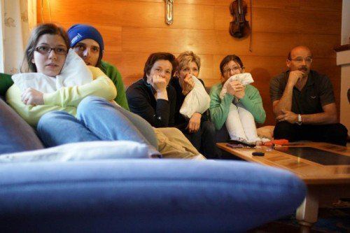 Daumendrücken auf der Couch, von links: Stefanie Bitschnau, Micha Doberstein, Anneliese Schairer, Juliane Bitschnau, Christina Bitschnau und Horst Schairer. Fotos: Hartinger/4