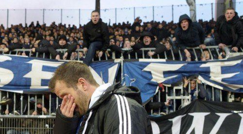 Der HSV und Kapitän Rafael van der Vaart (im Vordergrund) strudeln dem Abstieg entgegen. Foto: reuters