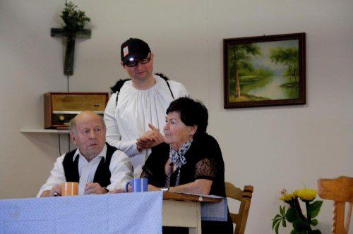 Der Theaterverein Schwarzach spielt die Komödie „Engel auf Bewährung“ von Erich Koch im Gemeindesaal Schwarzach. foto: theaterverein schwarzach
