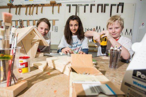 Die Brüder Johannes und Matthias Österle beweisen so wie Selina Akpolat ihre handwerklichen Fähigkeiten.  FOTOS: PHILIPP STEURER