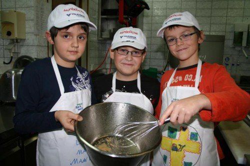 Die Miniköche am Werk: Auf dem Speisezettel standen Salat, Damhirschlasagne und Apfelküachle.  Foto: can  