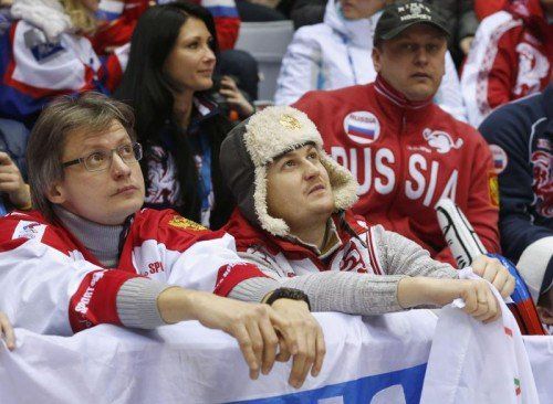 Die russischen Eishockey-Fans trauen ihren Augen nicht: Ihr Team ist ausgeschieden. Foto: Reuters