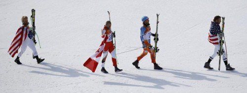 Die „Vier Glücklichen“ auf dem Weg zur Flowerzeremonie nach dem Super-G, von links: der US-Amerikaner Andrew Weibrecht, der Norweger Kjetil Jansrud, Kanadas Jan Hudec and US-Oldboy Bode Miller. Foto: Reuters