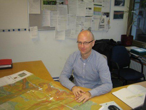 Dieter Vondrak über Plänen des Rheins. Der Fluss wird in den nächsten Jahren Teil seines Lebens. Foto: Land Vorarlberg