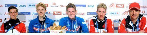 Ein Bild mit viel Aussagekraft: Gregor Schlierenzauer (ganz links) sitzt bei der Pressekonferenz der Skispringer ganz weit weg von Cheftrainer Alexander Pointner (ganz rechts). Foto: apa