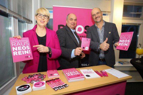 Eröffnung in Pink: Neos-Team Sabine Scheffknecht-Sinz, Mathias Scheyer und Chris Alge (v.l.). Foto: VN/ Hofmeister