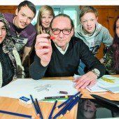 Strich für Strich mit spitzer Feder Kritik verpacken