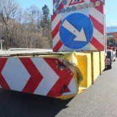 Sperre missachtet und gegen Anhänger geprallt