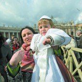 Kleiner „Papst“ trifft Franziskus