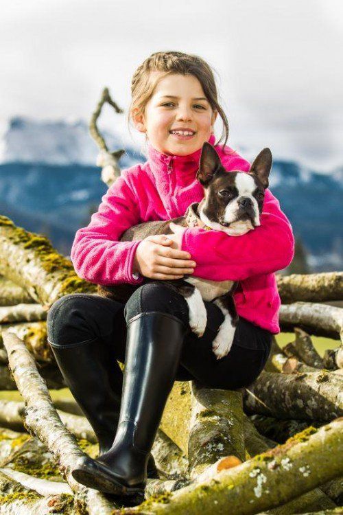 Genießen die frühlingshaften Temperaturen an der frischen Luft: Maria und Hündin Angie. FOTO: VN/Steurer