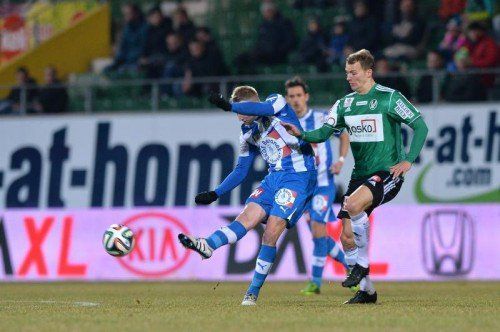 Gleich bei seinem BL-Debüt gab es für Jan Zwischenbrugger (r.) ein Ländle-Duell. Im Bild gegen Wr. Neustadt-Torschütze Matthias Koch.